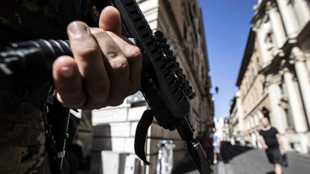 epa05453439 An Italian military soldier stands guard near the Colosseum in Rome, Italy, 03 August 2016. Rome Police Chief Nicolo D'Angelo has ordered the creation of a maximum-security area aroun ...