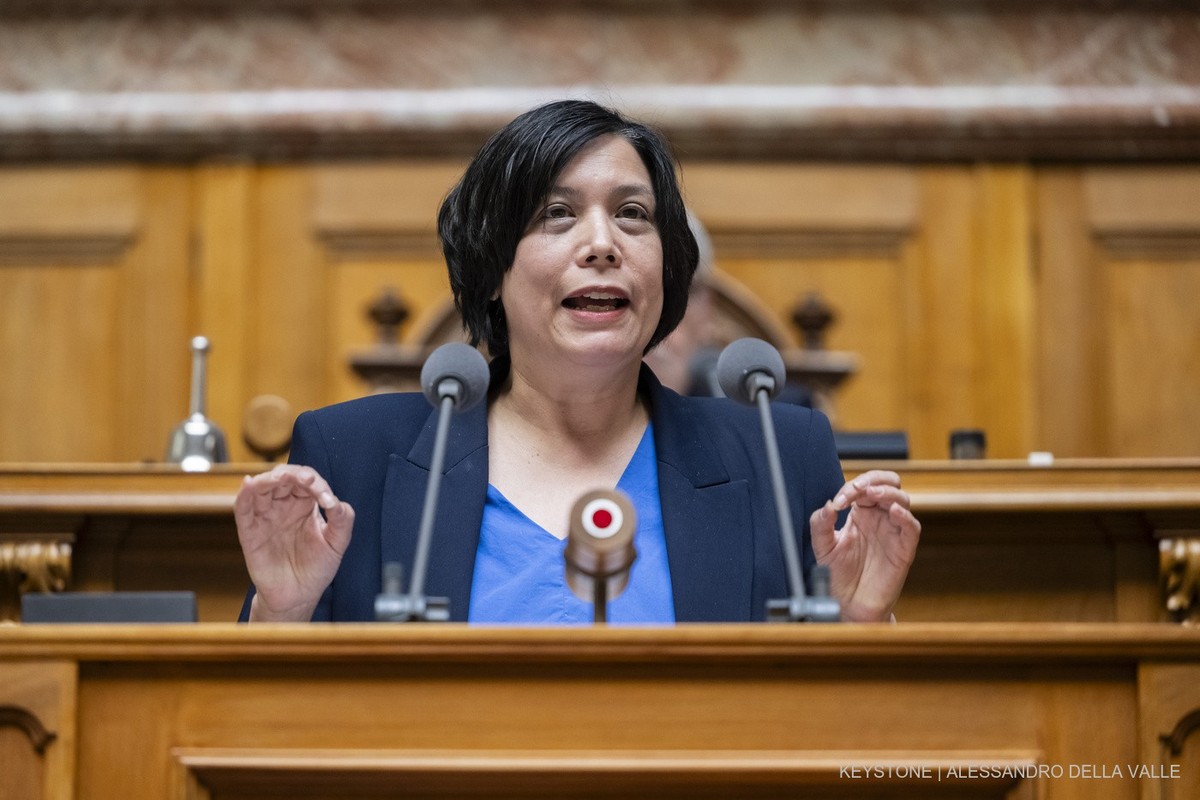 Min Li Marti, SP-ZH, spricht fuer die Kommission zur Debatte um Doppelnamen, an der Sommersession der Eidgenoessischen Raete, am Donnerstag, 6. Juni 2024 im Nationalrat in Bern. (KEYSTONE/Alessandro d ...
