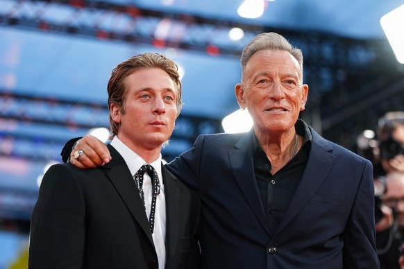 Jeremy Allen White, left and Bruce Springsteen pose for photographers upon arrival at the premiere of the film &quot;Springsteen: Deliver Me From Nowhere&quot; during the London film festival in Londo ...