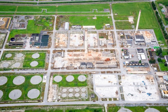 Une vue generale montre l'avancement du chantier de la raffinerie lors des travaux de demantelement de la raffinerie Tamoil, le mercredi 3 juillet 2024, a Collombey-Muraz. (KEYSTONE/Maxime Schmid ...