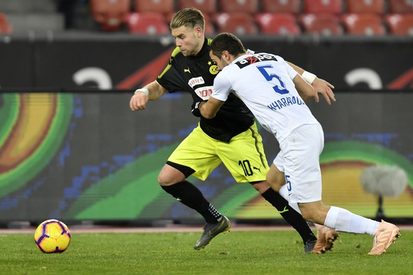 Zuerichs Levan Kharabadze, rechts, gegen den Grasshopper Yoric Ravet, links, beim Fussballspiel der Super League FC Zuerich gegen den Grasshopper Club Zuerich 
im Stadion Letzigrund in Zuerich am Sams ...