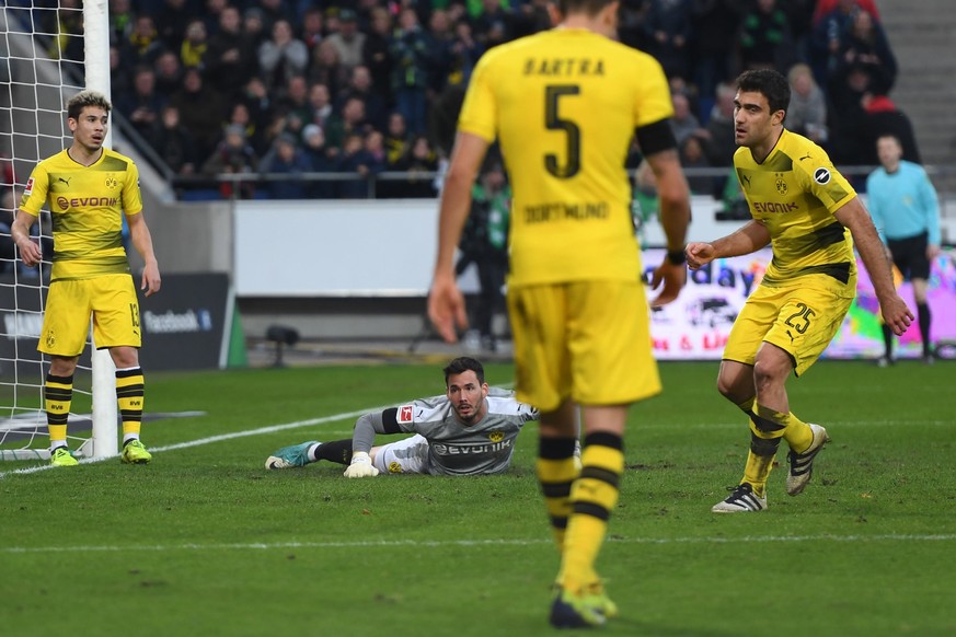 epa06295371 Dortmund&#039;s Raphael Guerreiro, Roman Buerki, Marc Bartra and Sokratis (L-R) during the German Bundesliga soccer match between Hannover 96 and Borussia Dortmund in Hannover, Germany, 28 ...