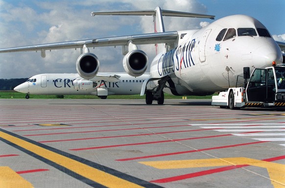 Zwei Flugzeuge der Fluggesellschaft Crossair - im Vordergrund ein Jumbolino - wurden am 4. Oktober 2001 auf dem Flughafen EuroAirport Basel-Mulhouse-Freiburg aufgenommen. Die Crossair fliegt mit einer ...