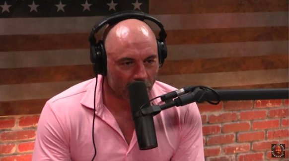 Comedian Joe Rogan hat einen Podcast, der von Millionen gehört wird.