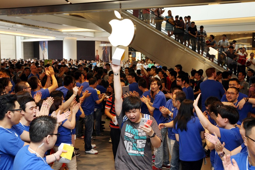 WUXI, CHINA - AUGUST 02: (CHINA OUT) Employees and customers cheer during the Apple store opening at Hang Lung Plaza on August 2, 2014 in Wuxi, China. The store is the 12th apple store in mainland Chi ...