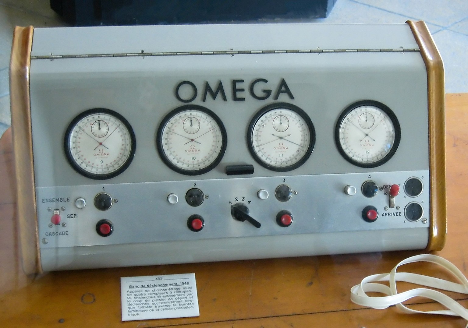 Vollautomatischer Chronograph von Omega, 1948. Die vier Zeitmesser wurden durch die Startpistole ausgelöst und mithilfe von Lichtzellen angehalten. https://commons.wikimedia.org/wiki/File:Banc_de_d%C3 ...