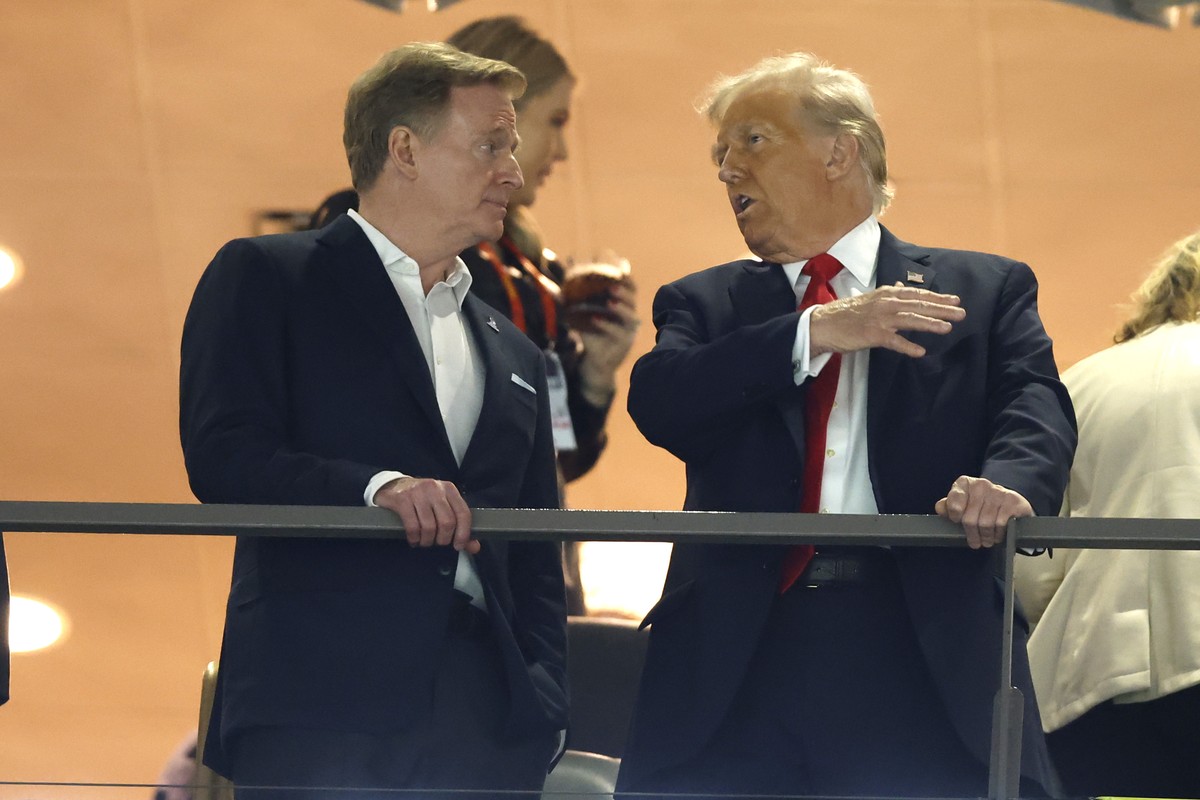 epaselect epa11885251 US President Donald Trump (R) talks with NFL Commissioner Roger Goodell (L) before Super Bowl LIX between the Kansas City Chiefs and the Philadelphia Eagles at Caesars Superdome  ...