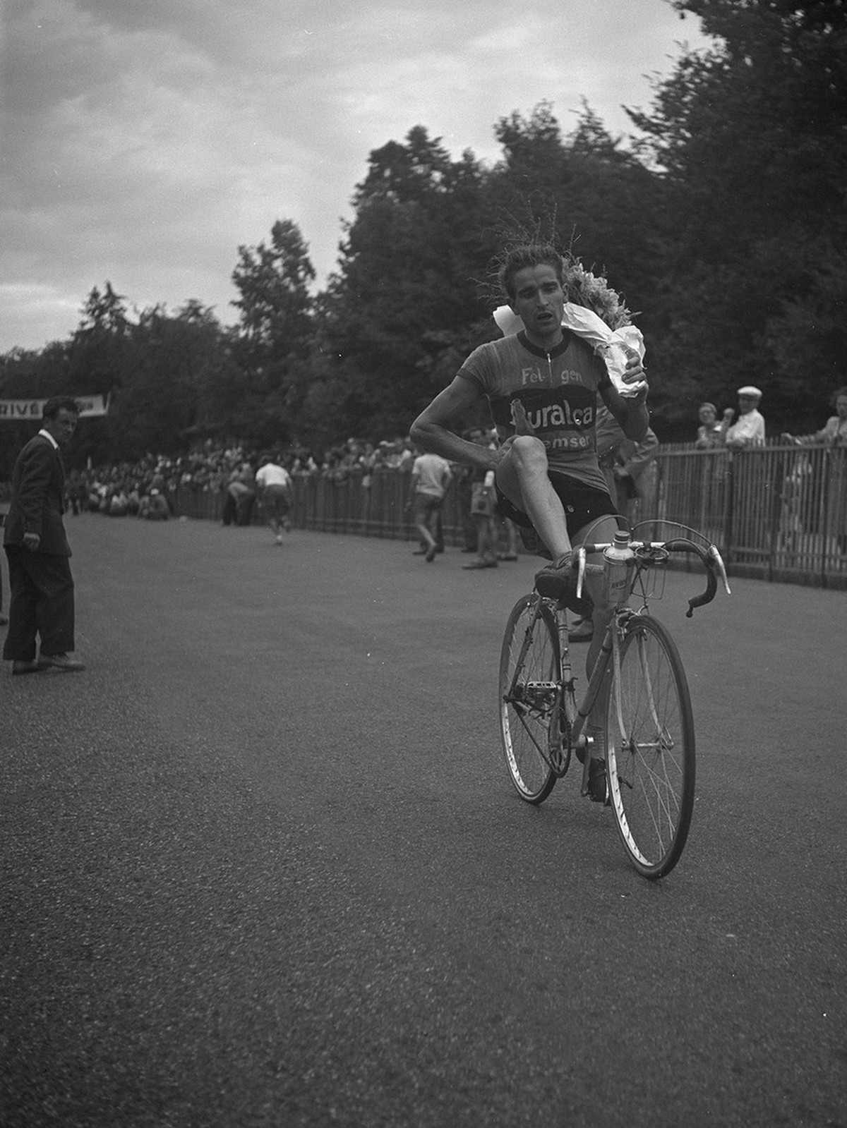 André Brulé après avoir franchi la ligne d'arrivée à la fin de l'étape de 350 kilomètres, le 2 août 1949.
https://sammlung.nationalmuseum.ch/de/list/collection?searchText=brul%25C3%25A9&amp; ...