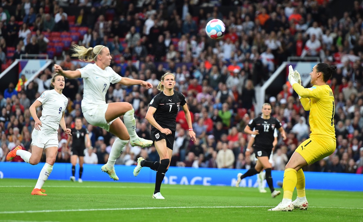 epa10055784 England's Beth Mead (2-nd L) scores the opening goal against Austria for the 1-0 lead during the opening match of the UEFA Women's EURO 2022 between England and Austria at the Ol ...