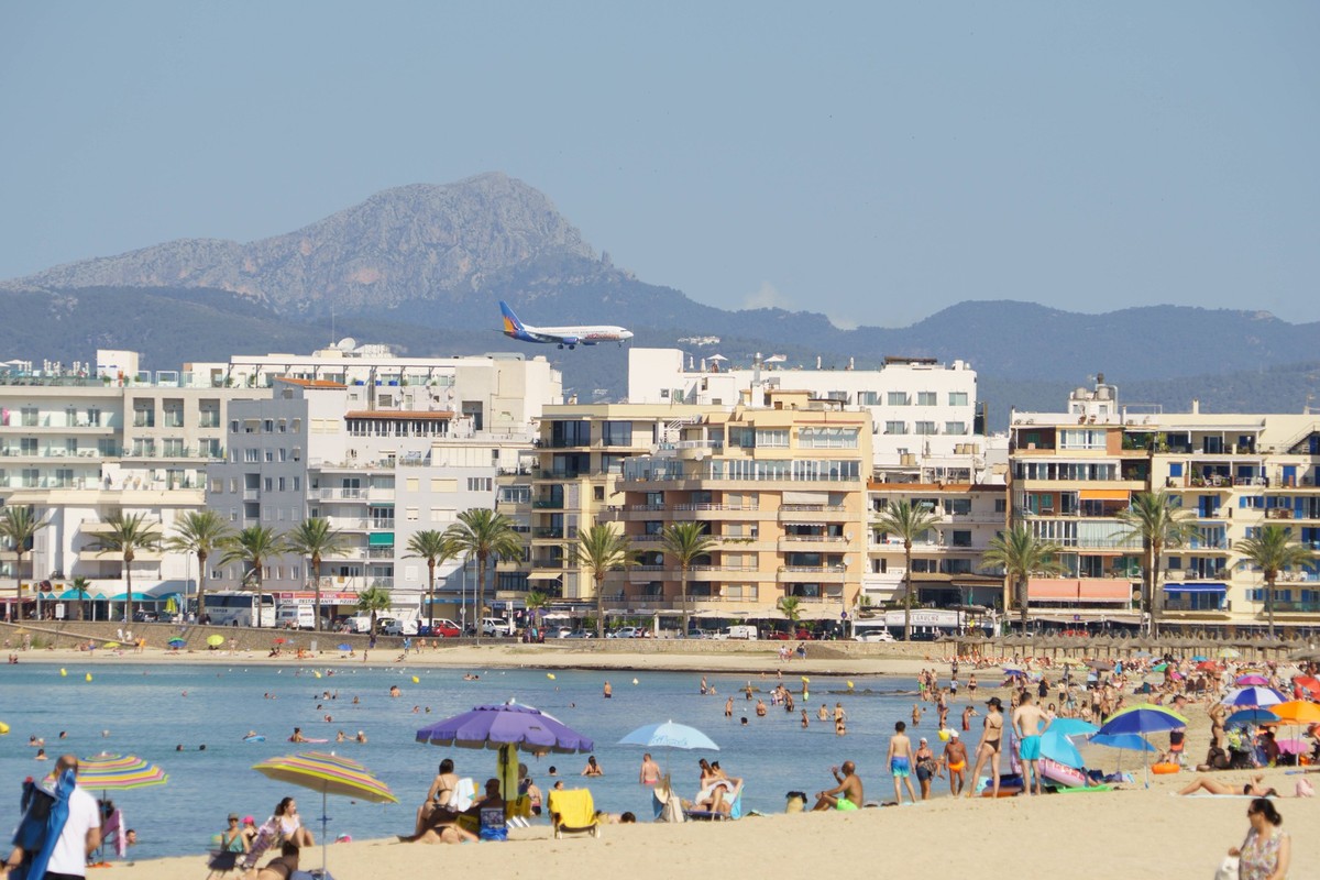 Strandszene an der Playa de Palma und Bucht von Palma im Sommer 2023Strandszene an der Playa de Palma und Bucht von Palma im Sommer 2023, Palma Mallorca Spanien Playa de Palma *** Beach scene at the P ...