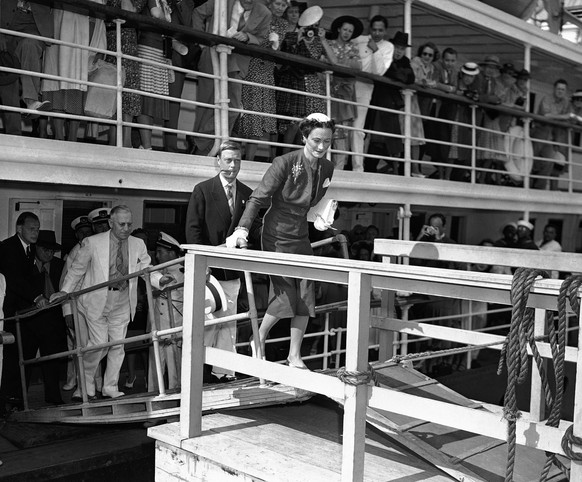 Wallis Simpson, gefolgt von dem Mann, der für sie die Krone niederlegte, schreitet von Bord.
