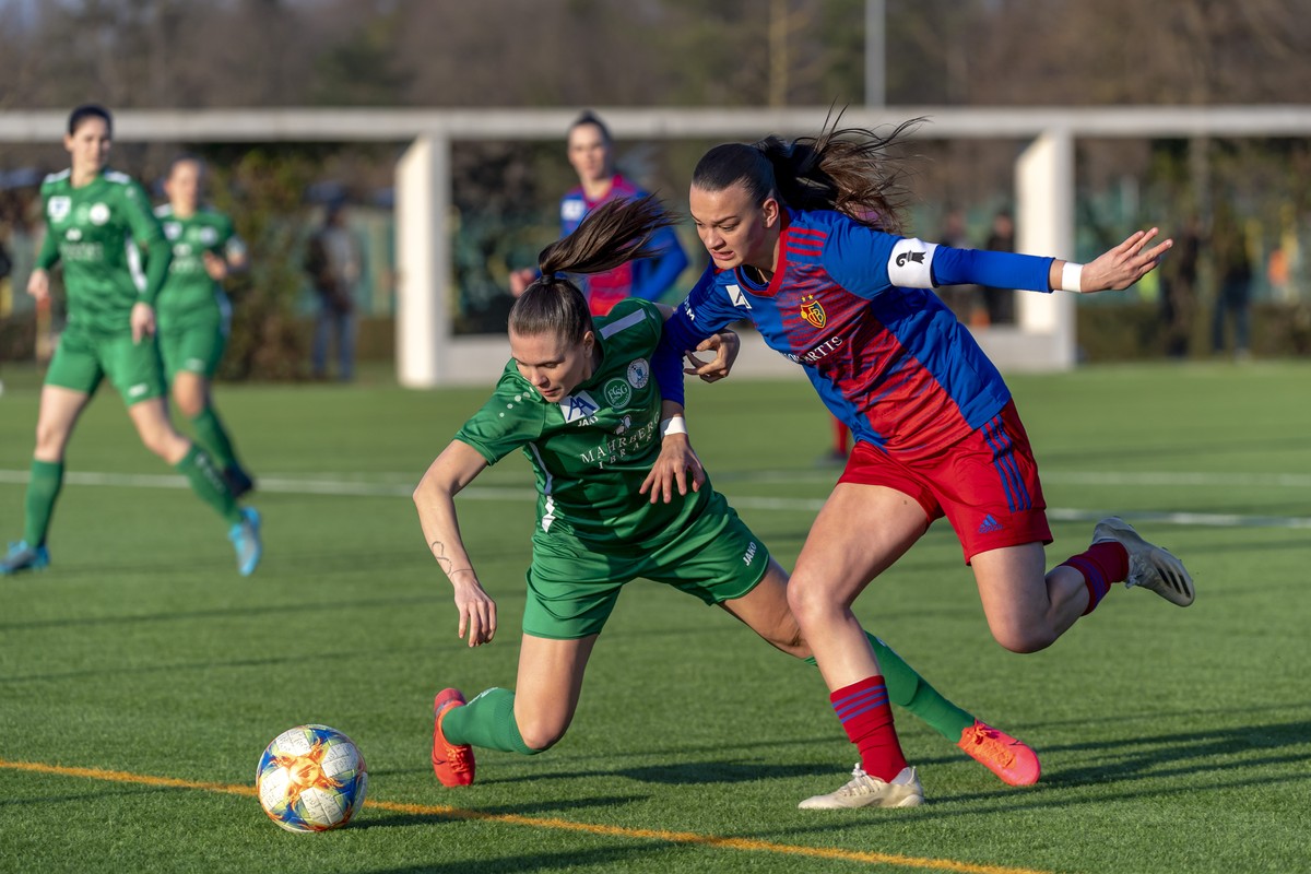 St. Gallens Valeria Iseli, links, im Kampf um den Ball gegen Basels Riola Xhemaili, rechts, im Fussball Meisterschaftsspiel der Women's Super League zwischen dem FC Basel 1893 und dem FC St.Galle ...