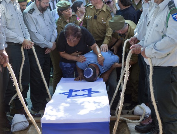 Trauernde Eltern: Über 60 israelische Soldaten getötet.