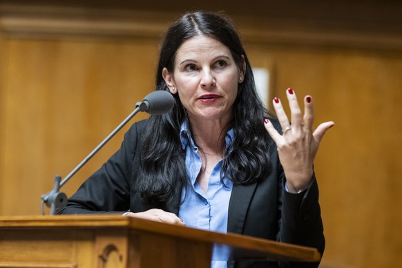 Nina Fehr Duesel, SVP-ZH, stellt eine Frage, an der Sondersession des Nationalrats, am Montag, 5. Mai 2025 im Nationalrat in Bern. (KEYSTONE/Alessandro della Valle)