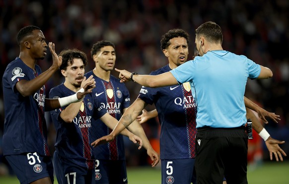 epa12920086 Players of PSG protest to referee Sandro Schaerer after a penalty has been awarded against them during the UEFA Champions League semi-final match between Paris Saint-Germain and Bayern Mun ...