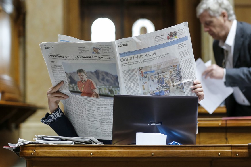 Min Li Marti (SP-ZH) liest Zeitung waehrend einer Debatte im Nationalrat waehrend der Fruehlingssession der Eidgenoessischen Raete, am Dienstag, 15. Maerz 2016 in Bern. (KEYSTONE/Peter Klaunzer)