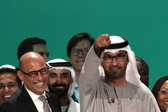 Der Präsident des COP 28, Sultan Al Jaber aus den Vereinigten Arabischen Emiraten, freut sich zusammen mit UN-Klimachef Simon Stiell über das Abschlussdokument.