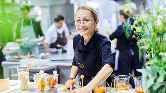 Höchstes Lob bekommt Tanja Grandits mit ihrem Basler Restaurant &quot;Stucki&quot; vom Gastroführer GaultMillau - neben ihrer spannenden Küche auch als motivierende Chefin. 2020 erhält sie den 19. Pun ...