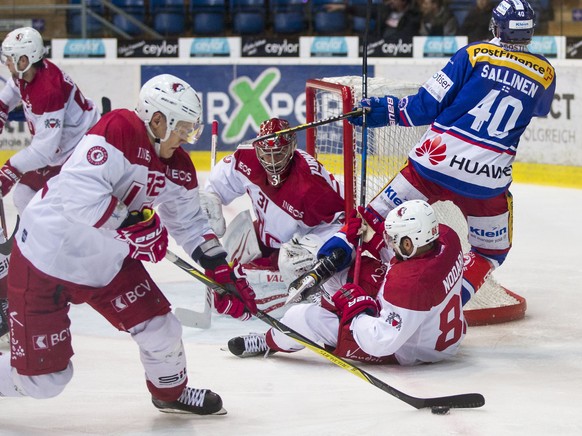 EHC Kloten Stuermer Tomi Sallinen, von rechts, gegen Lausanne HC Verteidiger Matteo Nodari, Torhueter Sandro Zurkirchen und Harri Pesonen waehrend dem Eishockey-Meisterschaftsspiel der National League ...