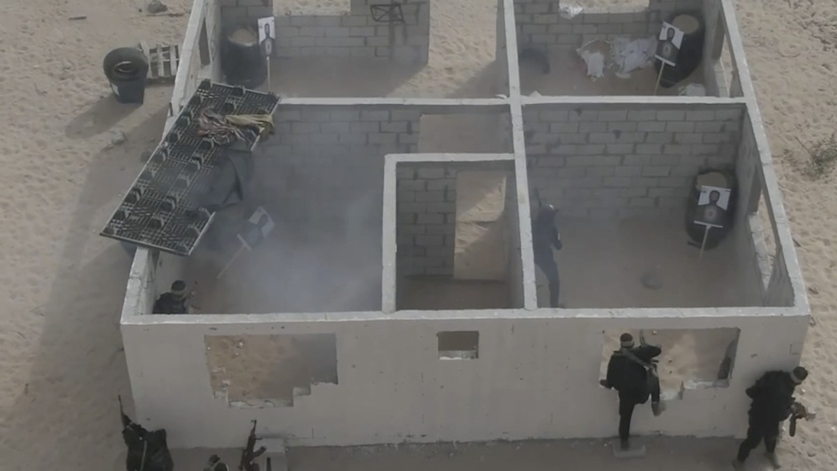Les militants du Hamas simulent une attaque contre une ville israélienne fictive, construite dans la bande de Gaza.