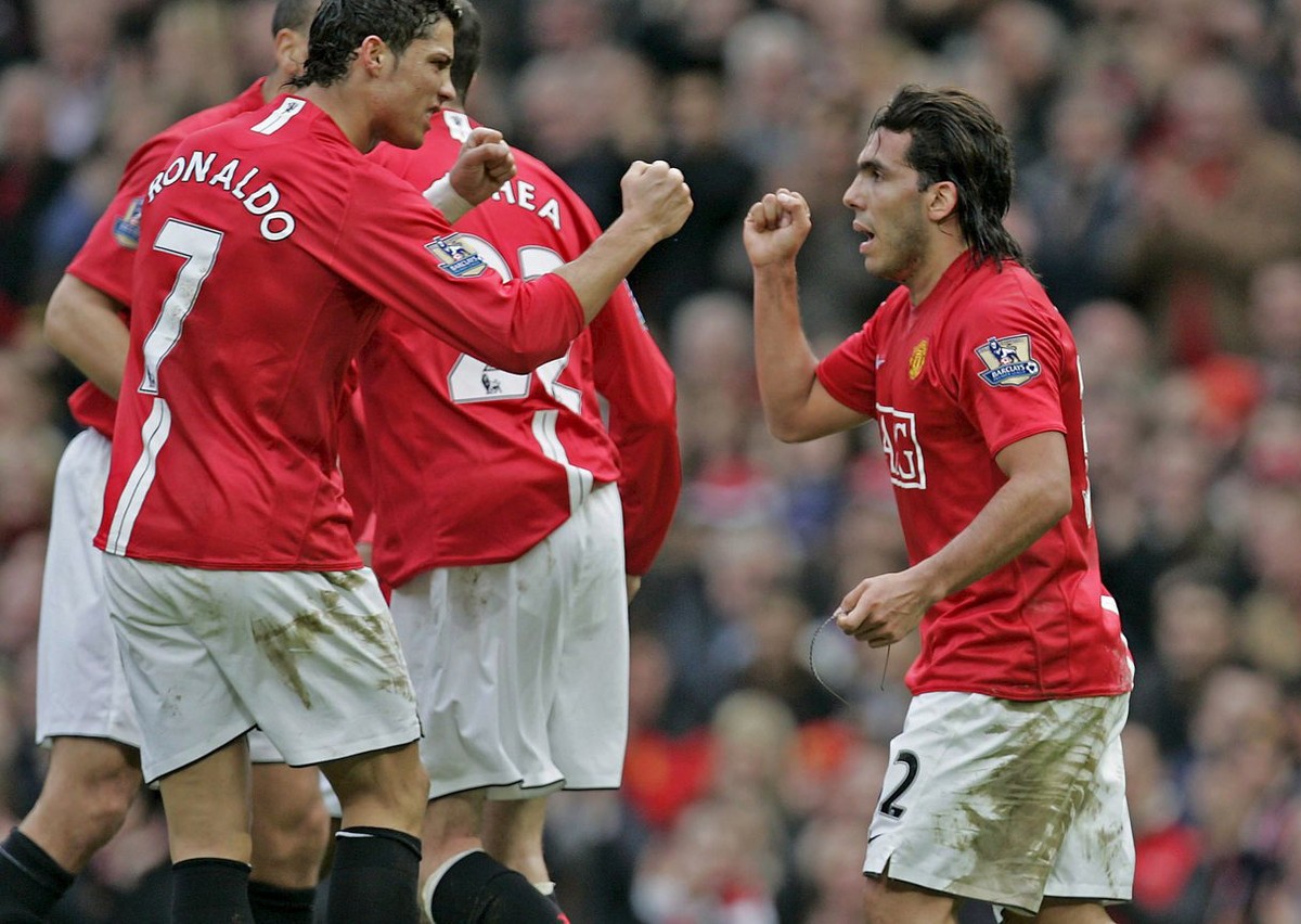 epa01237229 Manchester United's Argentina striker Carlos Tevez celebrates his equalizing goal with Cristiano Ronaldo (7) during the English FA cup 4th Round match between Manchester Utd and Totte ...