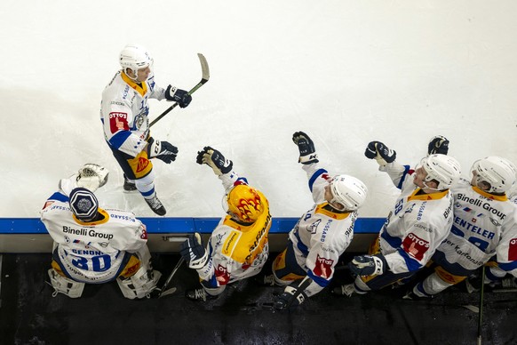 Zugs Torschuetze zum 2:3 Attilio Biasca, oben, holt sich die Gratulationen zu seinem Tor an der Bande im Eishockey-Qualifikationsspiel der National League zwischen dem HC Ajoie und dem EV Zug in der R ...