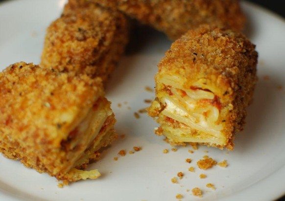 deep fried lasagne bites fast food lasagne kochen essen https://media.robadadonne.it/galleria/pasta-23-orrori-nel-mondo-spacciati-per-cucina-italiana/