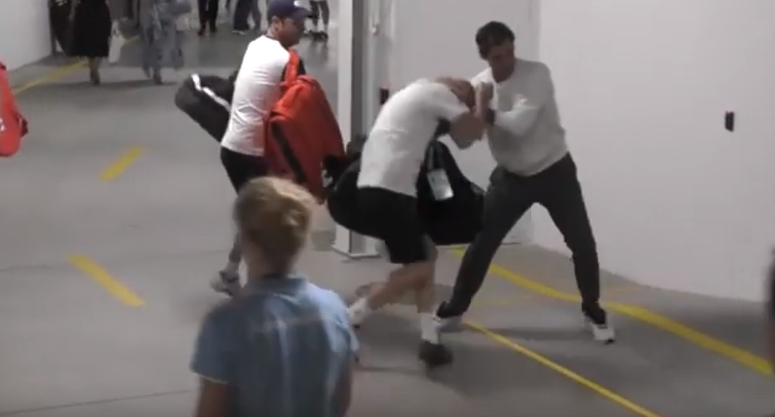 Erwischt! Die Backstage-Cam der Australian Open zeigte, wie Federer mit seinen Coaches rumtollte.