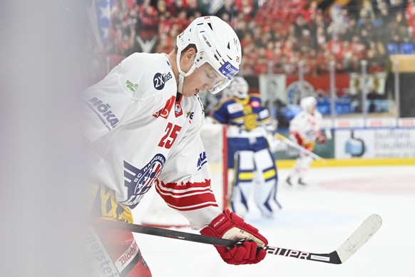 SC Rapperswil-Jona Lakers Nando Eggenberger reagiert beim Eishockey Spiel der National League zwischen dem HC Davos und den SC Rapperswil-Jona Lakers, am Sonntag, 27. November 2022, im Eisstadion in D ...