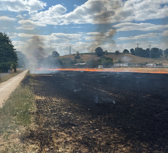 Breitenbach: Abgeerntetes Getreidefeld in Brand geraten