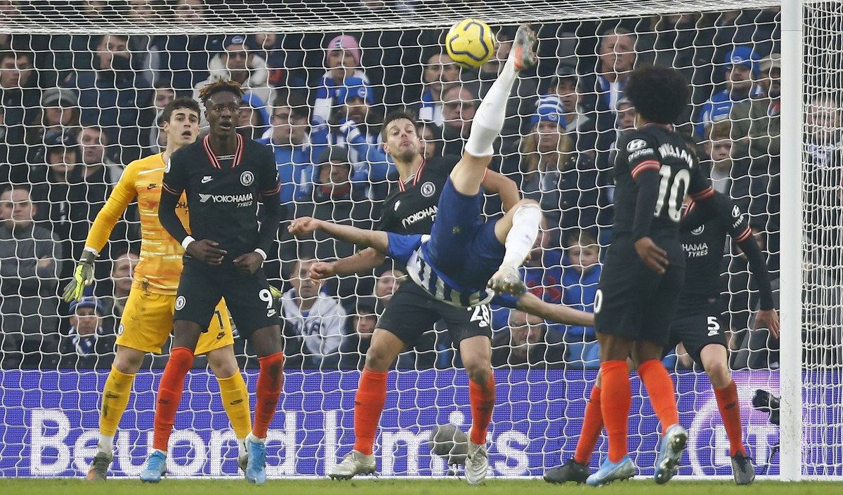 epa08097716 Brighton &amp; Hove Albion's Alireza Jahanbakhsh (C) scores the equalizer during the English Premier League soccer match between Brighton &amp; Hove Albion and Chelsea held at the Ame ...