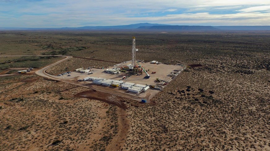 Vaca Muerta, Argentina, January 12, 2016: Extraction of unconventional oil. Battery of pumping trucks for hydraulic fracturing (Fracking). // Vaca Muerta, Argentinien, 12. Januar 2016: Gewinnung von u ...
