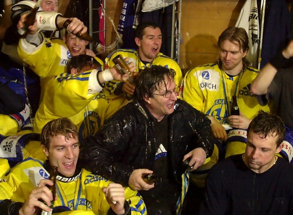 Davos players cheer their Head Coach Arno Del Curto, center, after his team won the Spengler Cup final against Canada Selects, Sunday, December 31, 2000, in Davos, Switzerland. It&#039;s the first tim ...