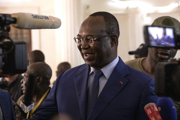 epa08905985 Main opposition presidential candidate Anicet-Georges Dologuélé (C) speaks to media after he cast his ballot in the presidential and legislative elections at a polling station in Bangui, C ...