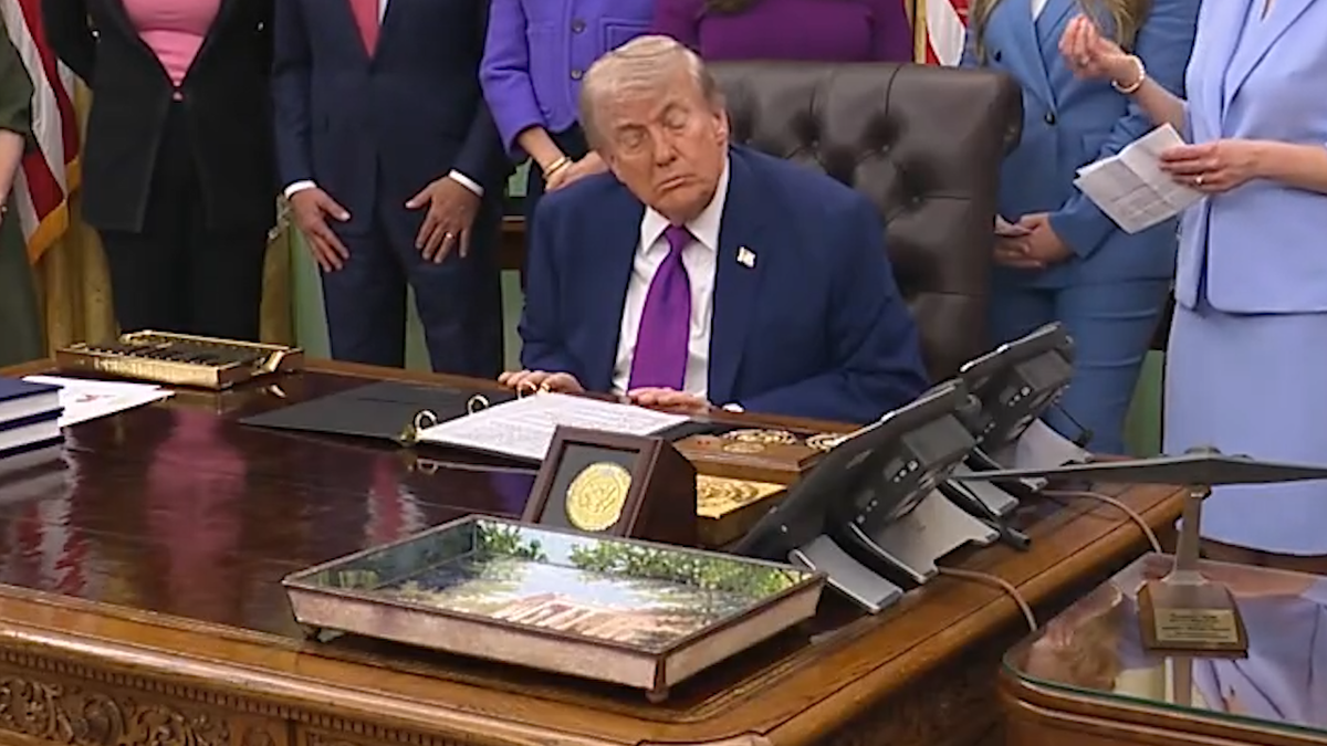 Hier schläft Trump während einer Pressekonferenz im Oval Office ein