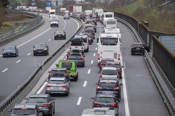 Der Reiseverkehr am Wochenende vor Ostern staut sich vor dem Gotthard Tunnel in Richtung Sueden zwischen Gueschenen und Erstfeld bis auf 13 Kilometer Laenge, am Samstag, 1. April 2023 in Erstfeld. (KE ...