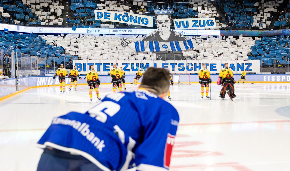 Choreo der EV Zug Fans fuer Reto Suri vor dem Eishockey Playoff Viertelfinalspiel der National League zwischen dem EV Zug und dem SC Bern am Sonntag, 17. Maerz 2024 in der Bossard Arena in Zug. (KEYST ...