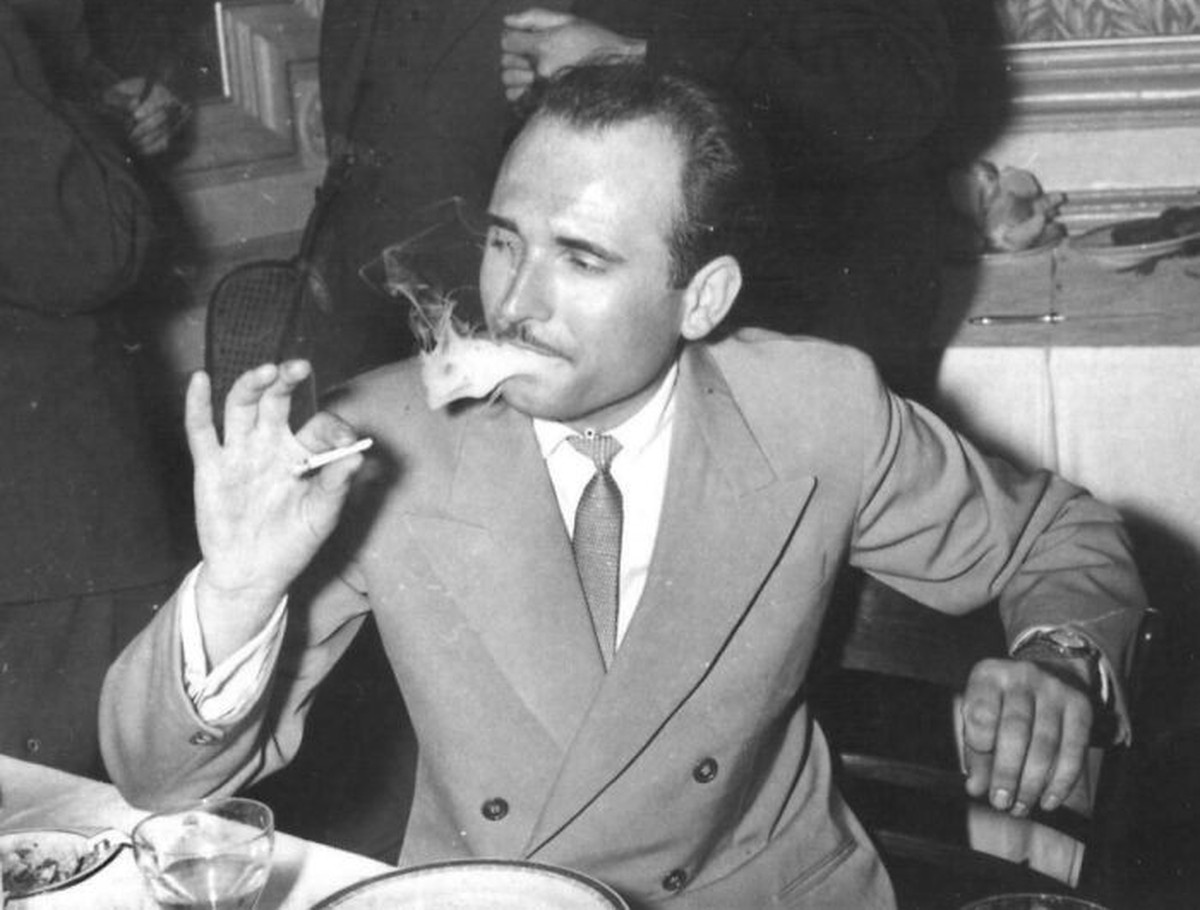"My 28 year old grandpa in 1963, Bucharest Romania"

https://www.reddit.com/r/OldSchoolCool/comments/1cqgmdv/my_28_year_old_grandpa_in_1963_bucharest_romania/