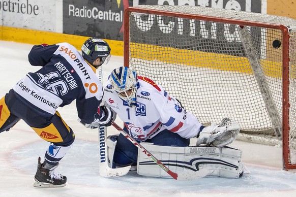 Zugs Lino Martschini, links, im Spiel gegen ZSC Goalie Niklas Schlegel, rechts, beim Eishockeyspiel der National League zwischen dem EV Zug und den ZSC Lions, am Dienstag, 28. November 2017, in der Bo ...