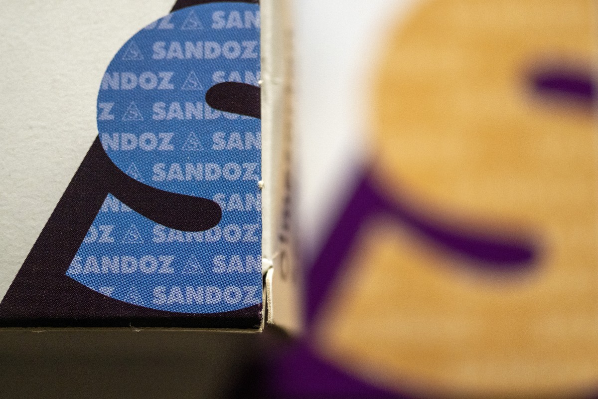 Das Logo des Schweizer Pharmaunternehmens Sandoz auf einer Medikamentenverpackung, fotografiert in Basel, am Donnerstag, 7. Maerz 2024. (KEYSTONE/Georgios Kefalas)