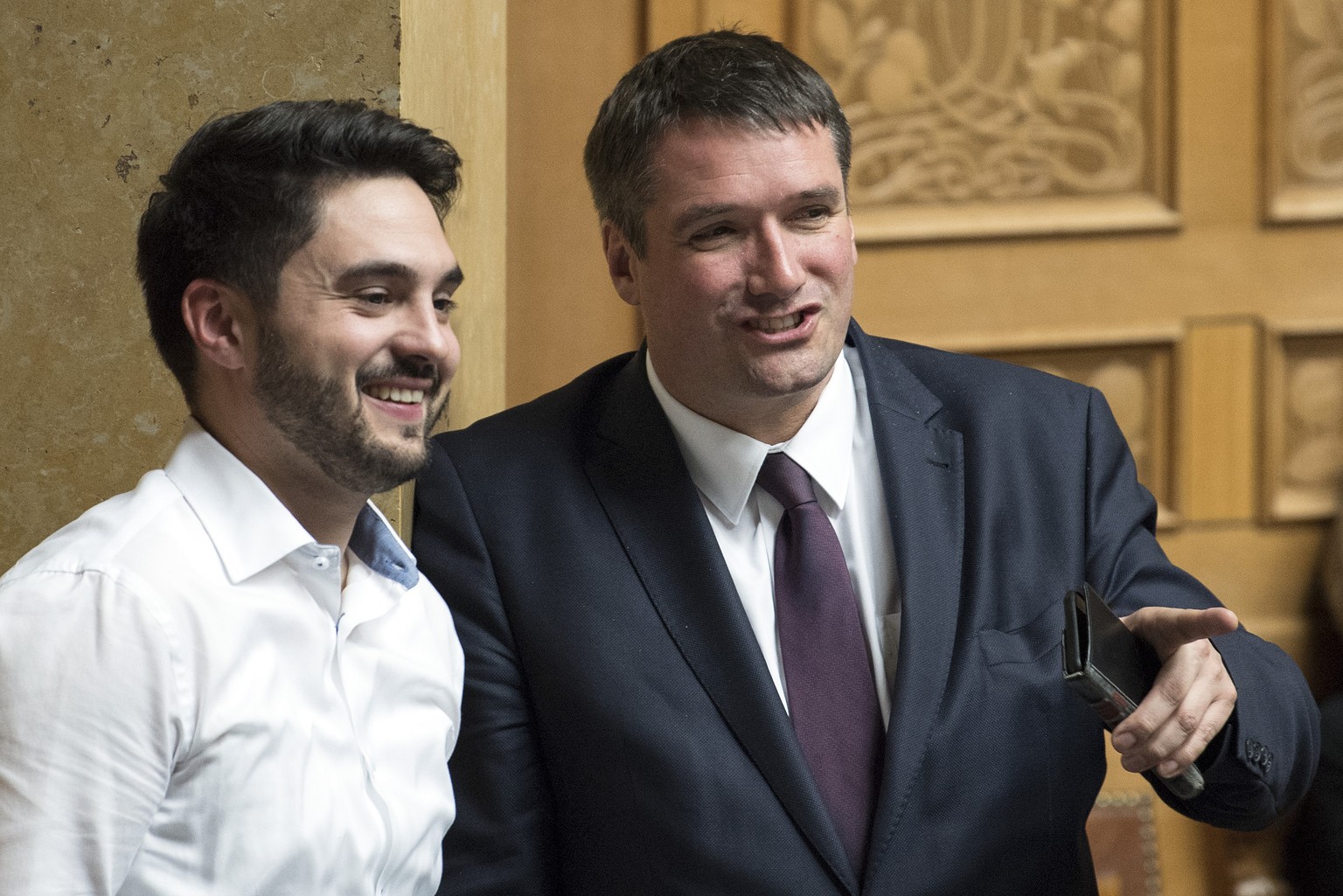 Nationalrat Cedric Wermuth, SP-AG, links, spricht mit Staenderat und Parteipraesident Christian Levrat, SP-FR, waehrend der Diskussion zum Auslaendergesetz und der Steuerung der Zuwanderung und Vollzu ...