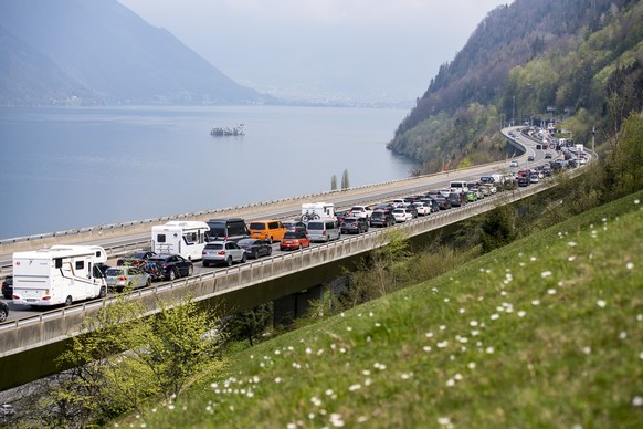 Der Osterreiseverkehr am Karfreitag staut sich vor dem Gotthard Tunnel in Richtung Sueden zwischen Amsteg und Beckenriend, uber den Seelisbergtunnel hinaus, bis auf ueber 20 Kilometer Laenge, am Freit ...