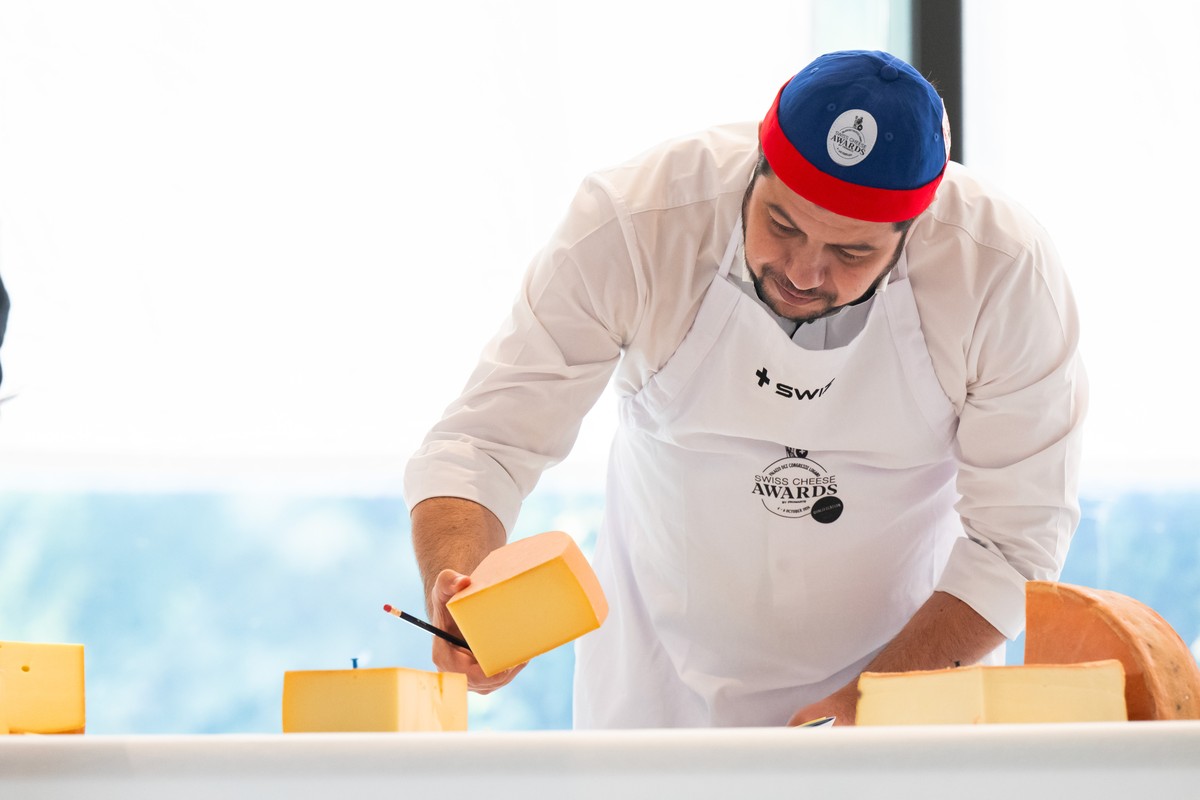 Lugano: Swiss Cheese Award, valutazioni delle giuria. Nella foto, membri della giuria di Swiss Cheese Award all lavoro per decidere quale dei 32 formaggi finalisti in concorso al Palazzo dei Congressi ...