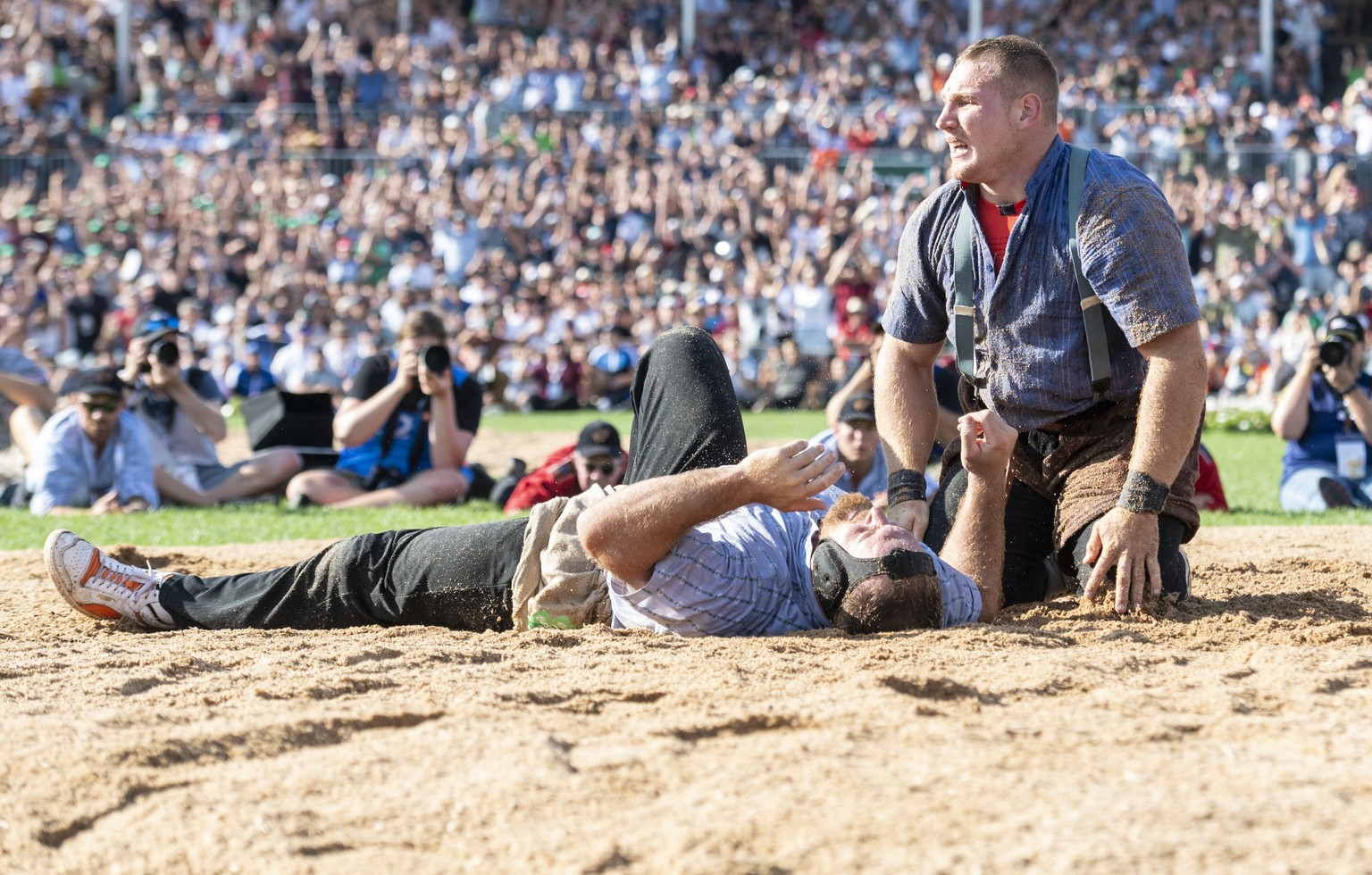 Joel Wicki, rechts, und Matthias Aeschbacher, links, nach dem Schlussgang am Eidgenoessischen Schwing- und Aelplerfest (ESAF) in Pratteln, am Sonntag, 28. August 2022. (KEYSTONE/Urs Flueeler).