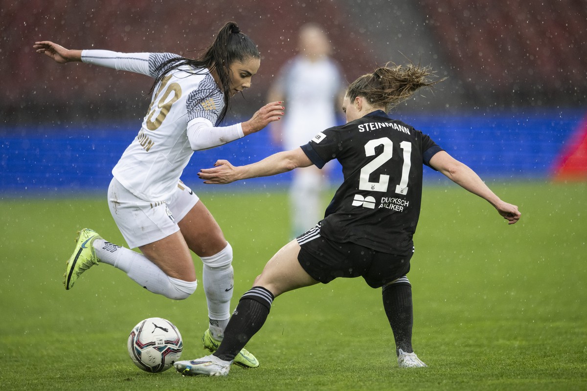 Zuerichs Meriame Tercoun, links, spielt um den Ball mit Grasshopper Sarah Steinmann, rechts, im Fussball Cupfinal FC Zuerich Frauen gegen den Grasshopper Club Zuerich im Letzigrund, am Samstag, 30. Ap ...
