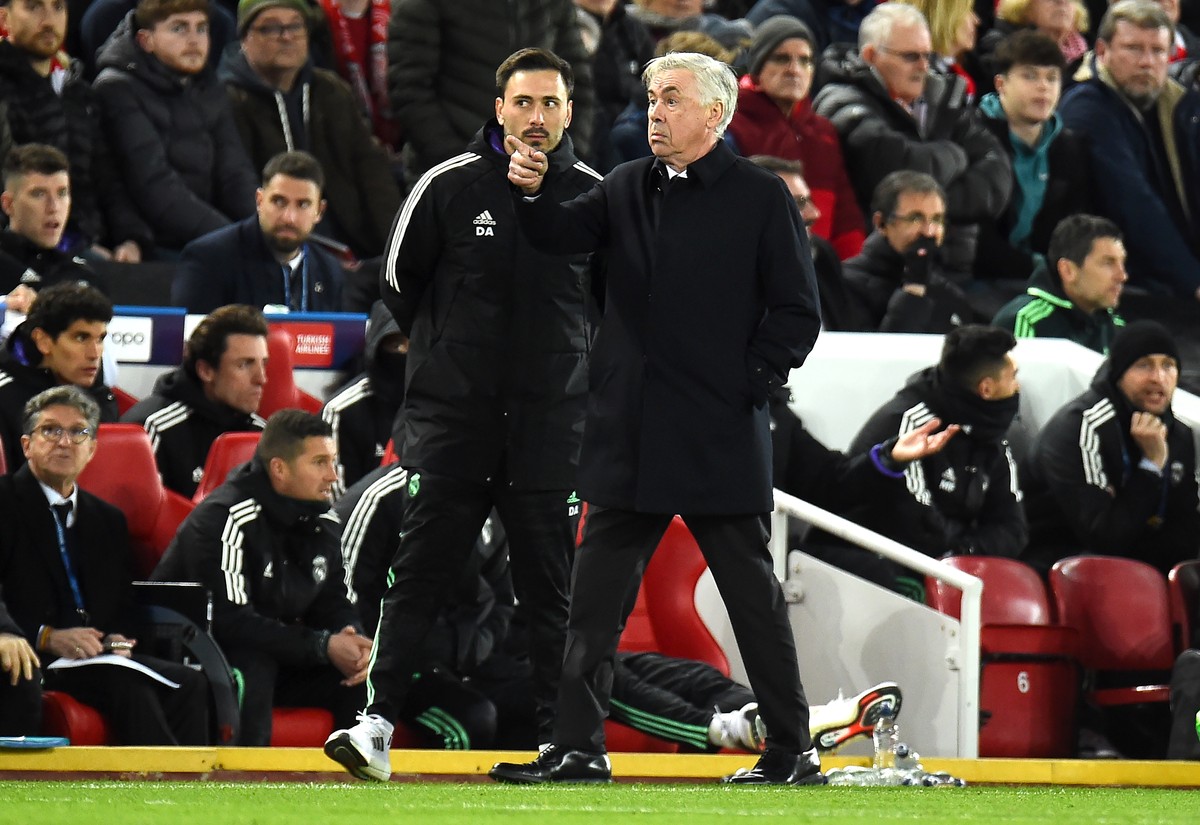 epa10482710 Real Madrid head coach Carlo Ancelotti (R) talks to his son and assistant coach Davide Ancelotti during the UEFA Champions League, Round of 16, 1st leg match between Liverpool FC and Real  ...