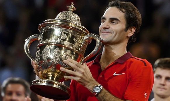 Wieder zufrieden: Roger Federer stemmt seinen sechsten Basel-Pokal.