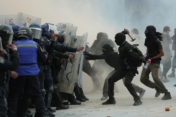 KEYPIX - Demonstrators and riot police face off during a protest to mark the 57th anniversary of the killings of student protesters at Tlatelolco plaza when soldiers opened fire on a peaceful demonstr ...