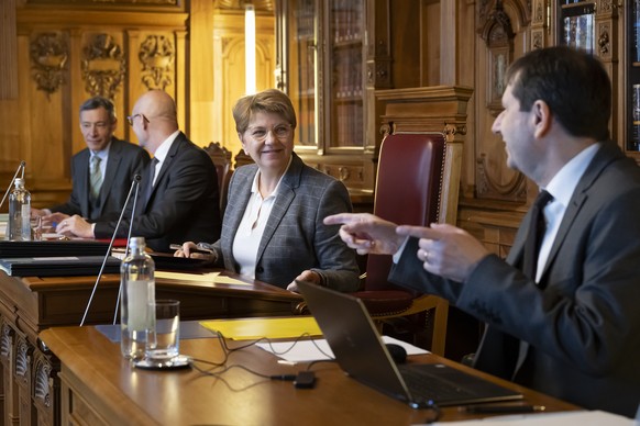 Bundespraesidentin Viola Amherd, Mitte, spricht mit Bundesratssprecher Andre Simonazzi, rechts, neben Bundeskanzler Viktor Rossi, zweite-links, und Bundesvizekanzler ad interim Joerg De Bernardi, link ...