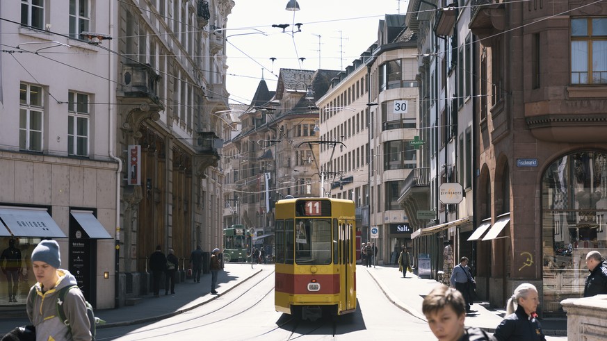 ZUR PRAESENTATION DES FINANZBERICHTES ZU DEN KANTONSBUDGETS, STELLEN WIR IHNEN AM MITTWOCH, 5. OKTOBER 2016, FOLGENDES ARCHIVBILD ZUR VERFUEGUNG - A tram on Fischmarkt street in Basel, Switzerland, pi ...